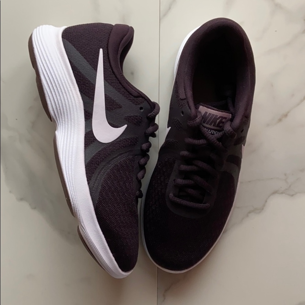 NWT Nike revolution 4 burgundy - Picture 8 of 9